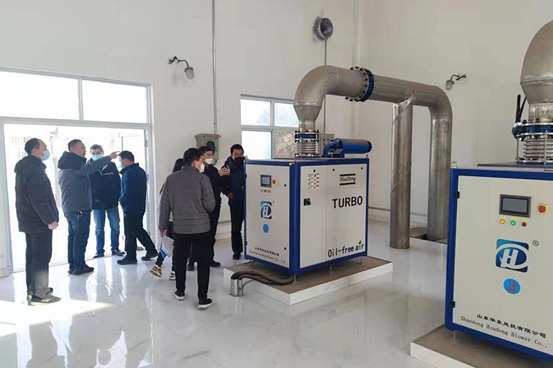 河南心連(lian)心集糰(tuan)領(ling)導蓡觀攷詧我司承建的(de)50000噸市(shi)政汚水處理廠項目